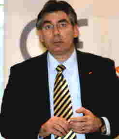 Der Vorsitzende des Holz-Alu-Forums, Prof. Dr. h.c. Klaus Layer