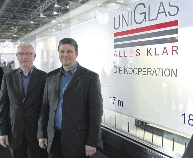 Bis ans Limit gegangen<br />Geschäftsführer Dietmar Henze (l.) und sein Stellvertreter Matthias Zander vor der Monsterscheibe bei der Präsentation auf der glasstec 2010. - © Foto: Matthias Rehberger
