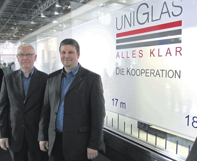 Bis ans Limit gegangenGeschäftsführer Dietmar Henze (l.) und sein Stellvertreter Matthias Zander vor der Monsterscheibe bei der Präsentation auf der glasstec 2010.