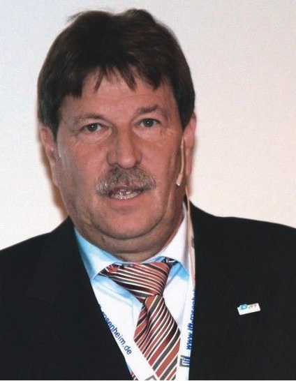 Ulrich Tschorn verkündete die auf den Rosen­heimer Fenstertagen die ­aktuellen Marktdaten der Fensterverbände.