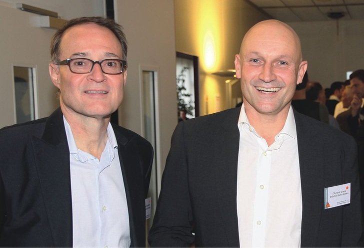 Michael Kaufmann (l.) im Gespräch mit Architekt Christof Glaus„Hier treffe ich innovative Firmen, die die Schweizer Wirtschaft in diesem Bereich voranbringen.“