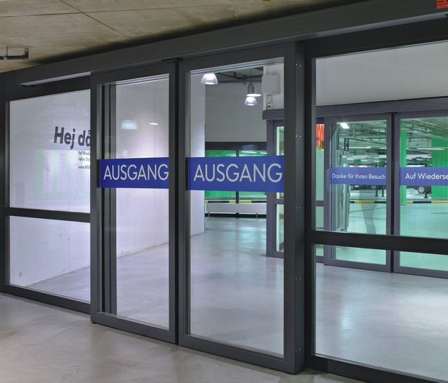 Für öffentliche Gebäude geeignetZwei T 30 Brandschutz-Schiebetürsysteme von Forster bilden eine Schleuse in einem IKEA-Parkhaus in St. Gallen.