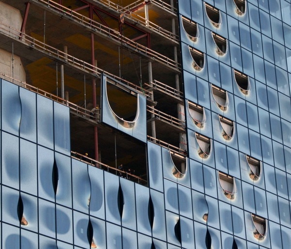 Fassadenbauer Gartner montiert die große "Stimmgabel" an der Elbphilharmonie Hamburg.