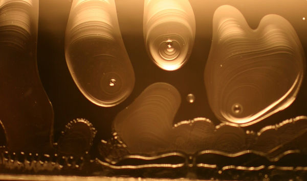 Detailaufnahme von Delaminationen einer VSG-Scheibe mit PVB-Verbund