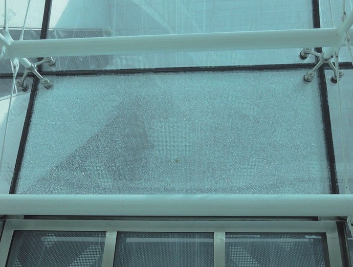 Bessere SicherheitDer Vorteil einer VSG liegt darin, dass beim Bruch die Scheibe selbst sowie die einzelnen Bruchstücke in der Konstruktion (hier im Punkthalter) bzw. an der Zwischenlage hängen ­bleiben und so ein Verletzungsrisiko vermindern.