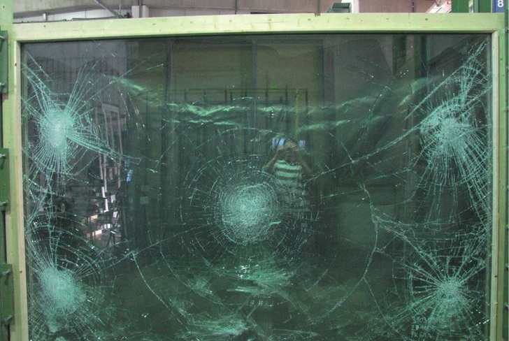 3-fach-ISO im HärtetestHier wurde ein ­Prüfkörper der ­Abmessung 2100 mm x 3000 mm bis zum ­Glasbruch ­getestet.