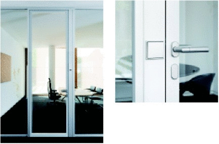 Aufgeräumte Glaswand: Alle Verkabelungen, Schalter und Steckdosen lassen sich unsichtbar in das Technikpaneel der Türzarge intergrieren.