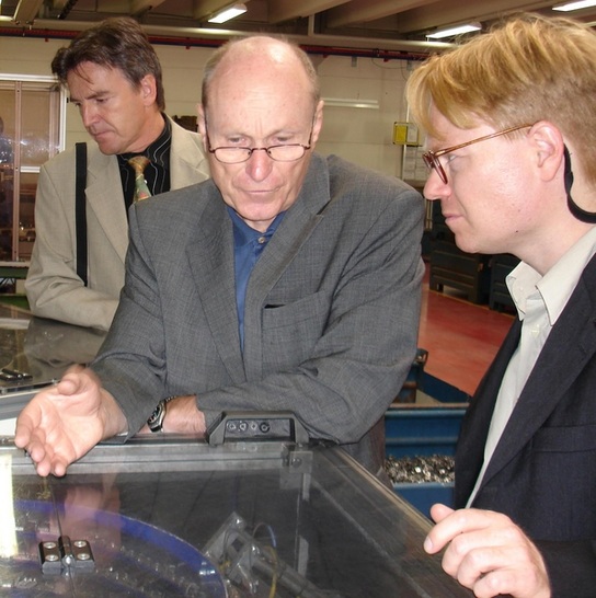Maco-Unternehmenslenker Ernst Mayer im Gespräch mit GLASWELT Chefredakteur Matthias Rehberger (r.). Im Hintergrund: Siegfried Skofic (l.)