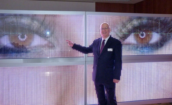 Geschäftsführer Reinhard Cordes bei der Vorstellung der neuen Medienfassade.