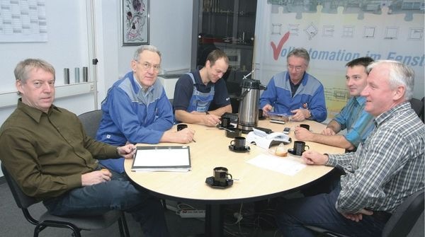 Die “Köpfe“ der Lemuth GmbH bei der morgendlichen Besprechung. Links: Seniorchef Meinhard Lemuth