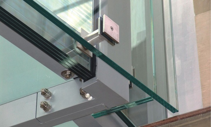 Eigene Metallverarbeitung für Glas-Metall-Sonderlösungen im Haus <br />Details werden gemeinsam mit der Konstruktionsabteilung entwickelt.