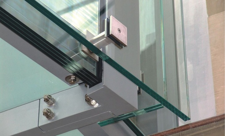 Eigene Metallverarbeitung für Glas-Metall-Sonderlösungen im Haus Details werden gemeinsam mit der Konstruktionsabteilung entwickelt.