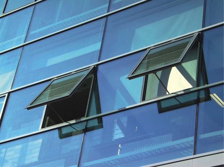 T-Mobile Zentrale in WienFür kraftbetätigte Fenster hat die D+H Mechatronic AG schon vor Inkrafttreten der MaschRL 2006/42/EG praxisbewährte „Rundum-Sorglos-Pakete“ für jede Risikoklasse von 0 bis 4 entwickelt.