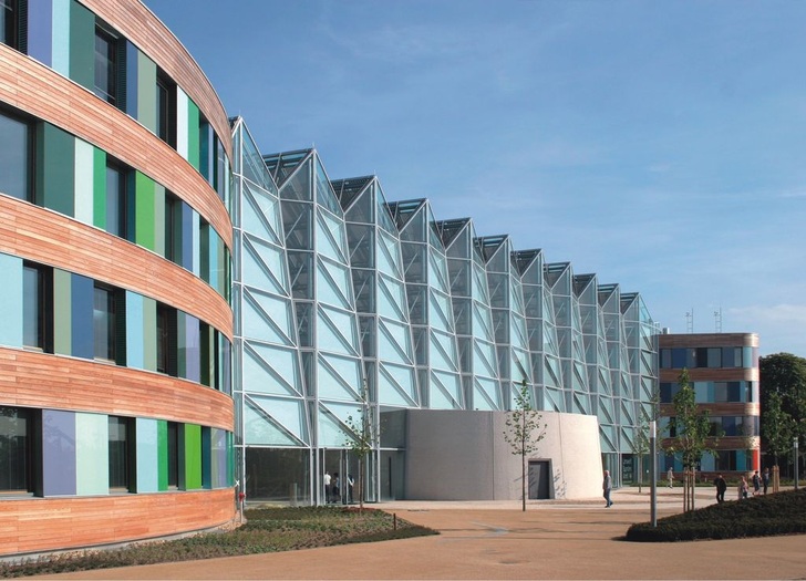 Zertifizierte Nachhaltigkeit<br />Das Umweltbundesamt Dessau entstand als Pilotprojekt zur Umsetzung des Leitfadens nachhaltiges Bauen des Bundesbauministerium.