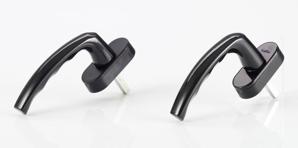 Das Foto zeigt links das Original und rechts das Plagiat.