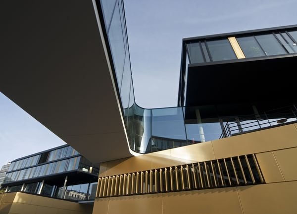 Zu den Projekten von XXL Glass zählt auch die AachenMünchener Versicherung AG (D) der Architekten kadawittfeldarchitektur; dort kommen Gläser von Döring Glas, Berlin, zum Einsatz. - © Christoph Seelbach Fotografie; Saint-Gobain Glass
