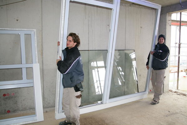 Schlechtes Wetter gibt es für nicht: Fensterbauer können auch bei frostigen Temperaturen ihre Produkte montieren.