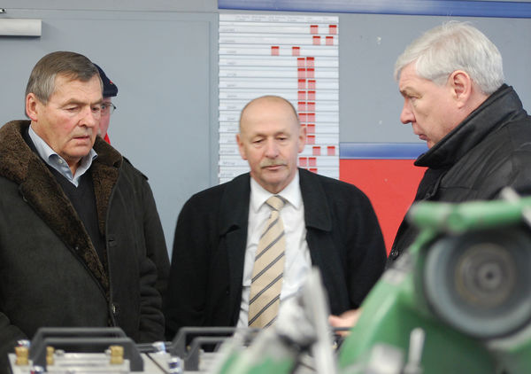 v.l.: Dr. Heyo Schmiedeknecht und Knut Schmiedeknecht führten DGB Bundesvorsitzenden Michael Sommer durch das Salamander Werk.