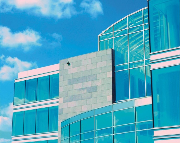 Das Cool-Lite SKN 144 II Sonnenschutzglas lässt sich für mehr Komfort mit weiteren Funktionen wie z.B. Schallschutz kombinieren.