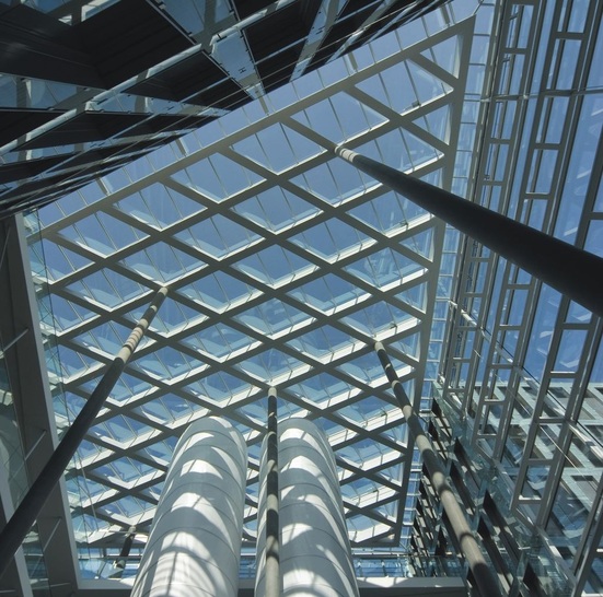 3-fach-ISO für Wand und DeckeDie 9000 m² der Fassade der VHV-Versicherung in Hannover bestehen aus 2- und 3-fach-Isoliergläsern der Typen Climaplus und Climatop von Saint-Gobain Glass.