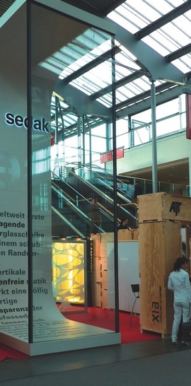 Mit den bis zu 15 x 3,21 m freitragenden Isolierglasscheiben Typ sedak dimension (Ug-Wert < 1,0 W/m2K) lassen sich komplett rahmenlose Fassaden bauen.