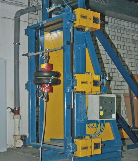 Glas im HärtetestUm für eine Verglasung die Zustimmung im Einzel­fall zu erhalten, wird die Scheibe mittels Pendel­schlagversuch bis zum Bruch getestet.