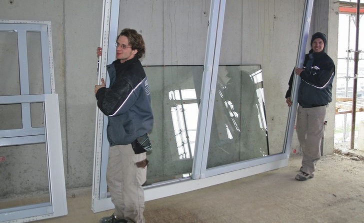 Schlechtes Wetter gibt es nicht<br />Fensterbauer können auch bei frostigen Temperaturen ihre ­Produkte montieren und einbauen. - © Foto: Daniel Mund
