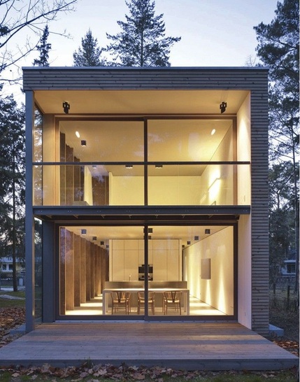 Spiel aus Licht und SchattenDie auf drei Seiten komplett verglaste Fassade wirkt durch ­ihre Transparenz, die vielseitigen Durchsichten von innen und ­außen und die Lichtreflexionen im Wald fast gegenstandslos.