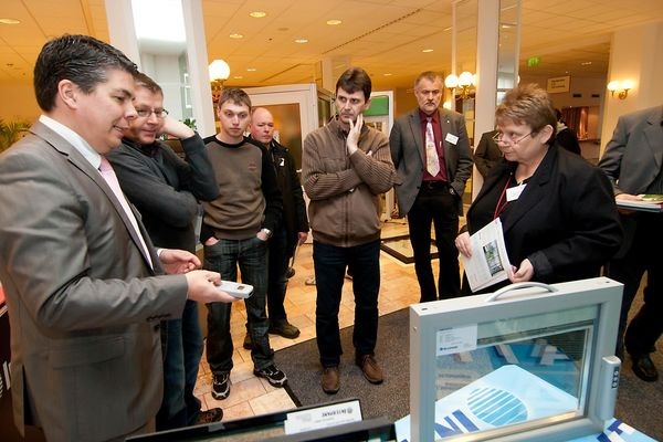 Viel Interesse fanden die zwischen den Glasscheiben liegenden Jalousien, die sich manuell per Fernsteuerung oder automatisch über eine Fotodiode öffnen und schließen.