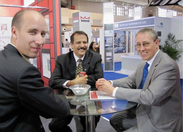 Viele internationale Verarbeiter am Aluplast-Stand<br />Christian Feldmann (l.) von Aluplast im Gespräch mit Willy ­Viethen (r.), Projektleiter der fensterbau/frontale, in der Messehalle in Neu-Delhi. - © Fotos: Matthias Rehberger
