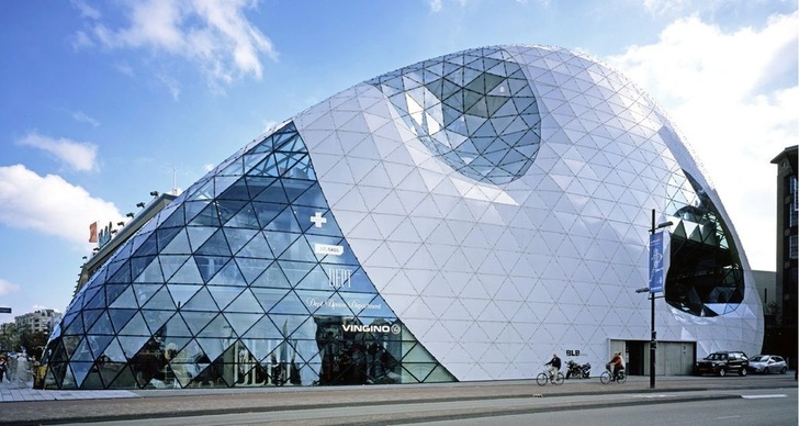 Spezialisiert auf komplexe Glasprodukte<br />Das vor Kurzem in Zentrum von Eindhoven eröffnete Glasgebäude namens „Blob“, setzt sich aus hoch­wertigen ­Sonnenschutzisoliergläsern aus Wernberg zusammen.