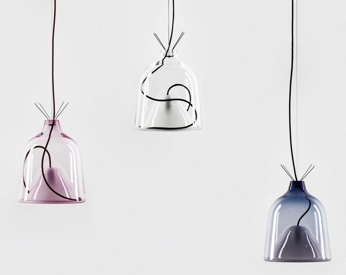 Die Hängeleuchte Vaiss.Eau ist eine Kombination aus handwerklicher, traditioneller Herstellung und zeitgenössischem Entwurf.