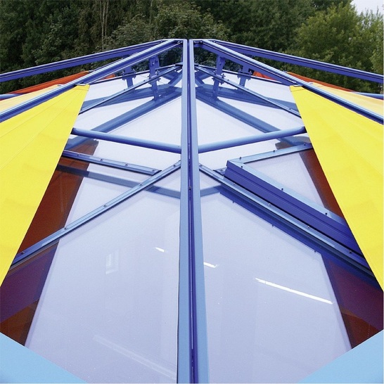 Ohne Sonnenschutz geht es nichtBei Dachverglasungen sind passende Verschattungslösungen wichtig, um einer zu hohen Raumaufheizung vorzubeugen und um ein gutes Raumklima zu erzeugen.