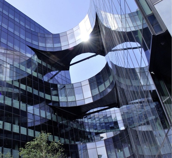Das Sonnenschutzglas ipasol neutral in der Fassade des Bürogebäudes „7 more London“.