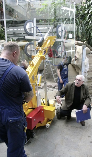 So wird die Montage noch einfacher und schneller<br />Transportspezialist Heinz Teupen von TGT gibt auf der Baustelle Tipps, wie man mit dem Smart Lift noch schneller und sicherer arbeiten kann. - © Fotos: Matthias Rehberger
