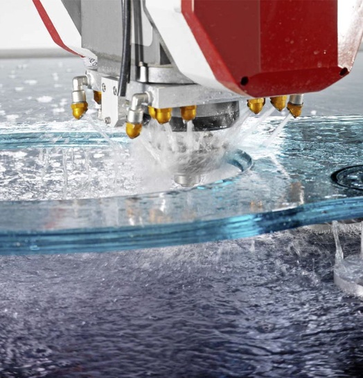 Das 5-Achsen Bearbeitungszentrum im EinsatzIn Schneeberg kommt ein Master 35 CNC Bearbeitungszentrum von Intermac mit PC-Steuerung und automatischem Werkzeugwechsel zum Einsatz. Damit werden Gläser gefräst, gebohrt, geschliffen und facettiert; zudem ist Rillenschliff und Topfscheibenbearbeitung möglich.