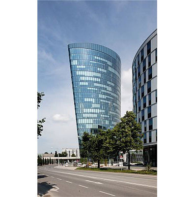 Setzt ein Zeichen im Wiener Stadtraum: das Bürohochhaus HOCH ZWEI mit seiner geschwungenen Glasfassade.