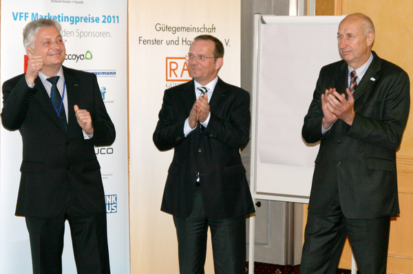 Strahlender Sieger: (v.l.) Klaus Gayko freut sich über den Sieg beim Marketingpreis. Harald Höhns (hbi) und Helmut Hilzinger müssen sich der Juryentscheidung fügen.
