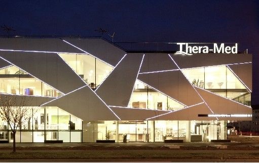Für die Delfin Wellness GmbH in Leonding (A) setzte der Architekt Michael Haderer (Architektur Werkstatt Pregarten) auf alucobest Verbundplatten, die bei Nacht in weißem LED-Licht strahlen. Jede einzelne Platte besitzt eine Sonderform.