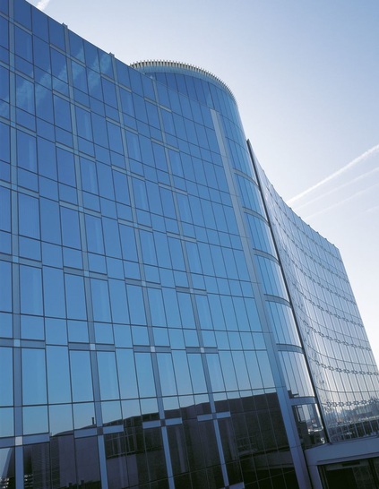 Structural Glazing verbessert die Energieeffizienz der Fassade: Die Verklebung ­verbessert die Wärmeisolierung und ermöglicht reduzierte Rahmenanteile, ­vergrößert so die Fensterfläche und damit den Lichteinfall.