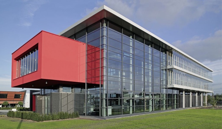 Die doppelte Fassade bildet an drei Seiten einen begehbaren Fassadenkorridor (r.). Die äußere Glas-Fassade hält Wind und Regen ab, die innere Fassade fungiert als thermische Trennung. Beide Fassaden­ebenen lassen sich unabhängig voneinander variabel öffnen.