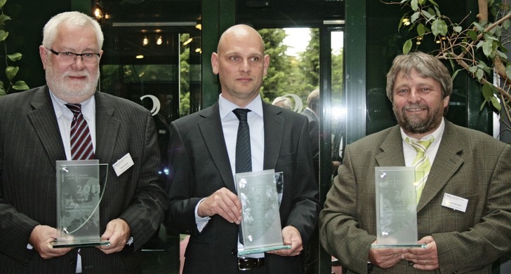 Die Preisträger des Isolar-Wettbewerbs (v.l.): Hans Franke (Energy Glas), Christian Dahlick (Oder-Glas) und Jochen Kirchner (Werksleiter Glaswerke Arnold, Merkendorf).
