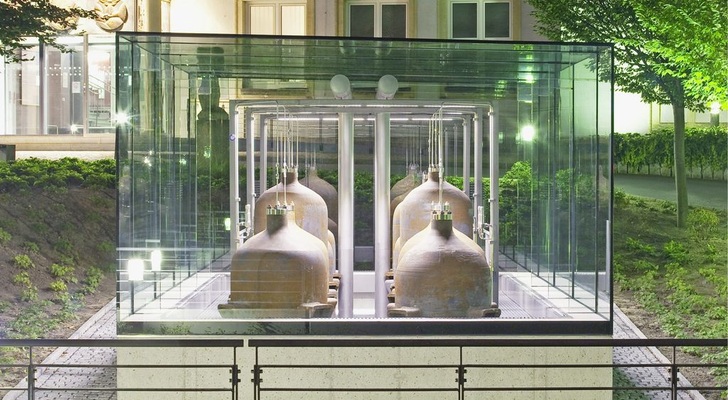 Geklebte Glaseinhausung am IFW in Dresden.