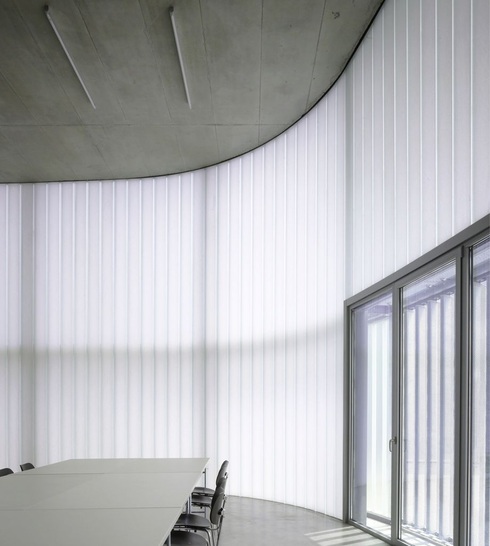 Die mit TIMax Decor hergestellte Profilglasfassade der Kunstschule Waiblingen wurde thermisch optimiert. - © Foto: Christian Richter
