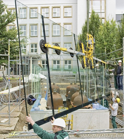 Die Montage der geklebten Ganzglaskonstruktion am IFW in Dresden