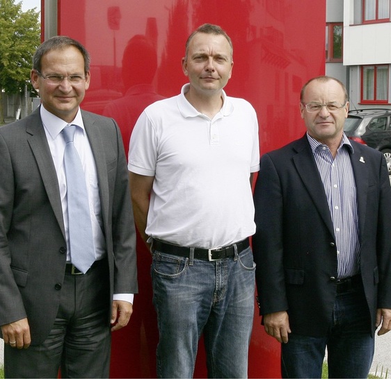 Standen der GLASWELT Rede und Antwort (v.l.): Die beiden Geschäftsführer Dr. Thomas Vondrak, Mag. Christian Klinger und Betriebsleiter Konrad Wiesinger. - © Fotos: Daniel Mund
