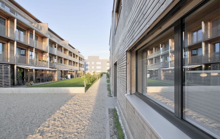 Die meisten Rahmen der Lochfenster wurden bereits im Werk des Holzbauers integriert. Der Fensterlieferant 1a-Hunkeler montierte lediglich die raum­hohen Verglasungen vor Ort.