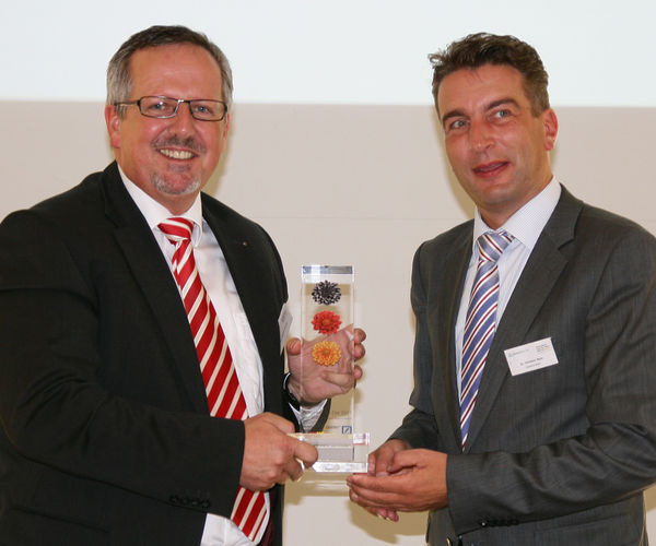 Preisübergabe: Hans-Joachim Arnold (l.) und Dr. Christian Stotz, Deutschen Bank Esslingen