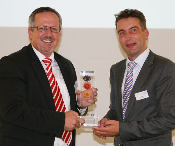 Preisübergabe: Hans-Joachim Arnold (l.) und Dr. Christian Stotz, Deutschen Bank Esslingen - © Daniel Mund / Glaswelt
