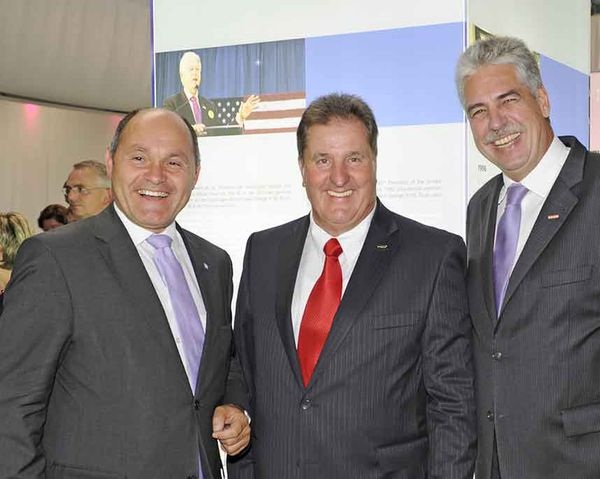 Beim Galaabend (v.l.): Mag. Wolfgang Sobotka (Landeshauptmann-Stellvertreter), Karl Gruber (Lisec-Vorstandsvorsitzender) und Mag. Dr. Hans-Jörg Schelling (Vizepr&aumlsident der Wirtschaftskammer &Oumlsterreich).